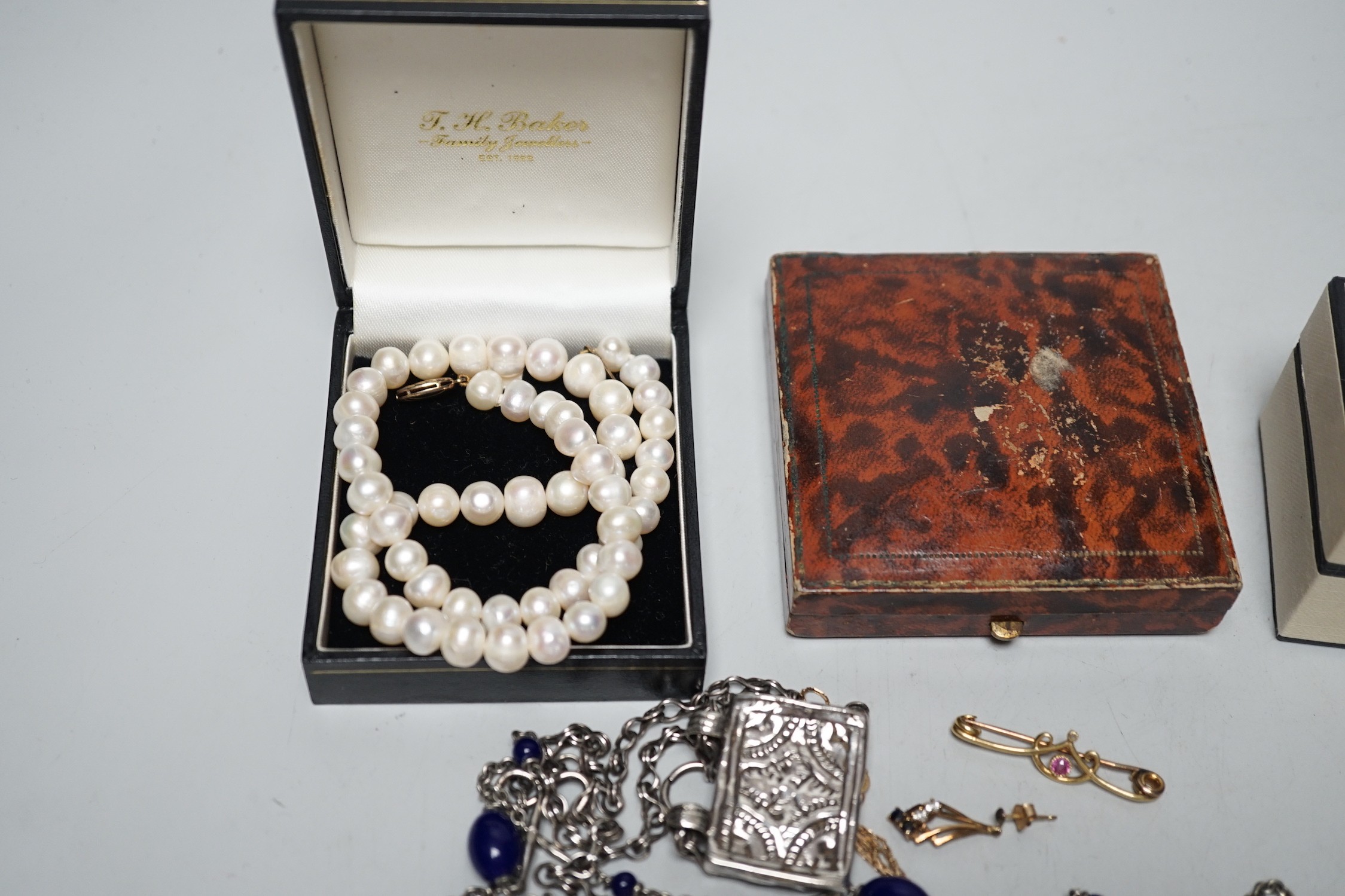 Sundry jewellery including, a yellow metal and gem set scroll brooch, three pairs of gem set earrings, pair of 9ct and cameo shell earrings, two necklaces including Omani white metal, a modern 9ct gold and gem set fob se